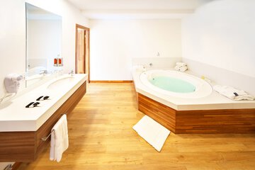 Jetted tub