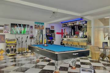 Sports bar
