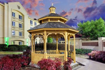 Hotel Exterior 40 of 40