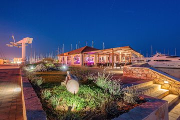 Poolside bar