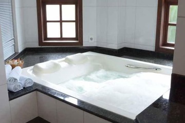 Deep soaking bathtub