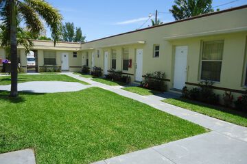 Hotel Exterior 29 of 30