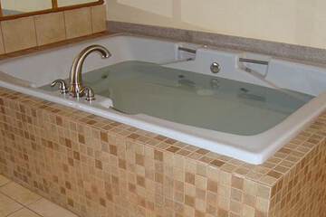 Deep soaking bathtub