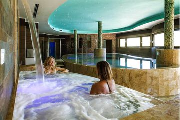 Indoor spa tub