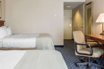 Clarion Hotel & Conference Center 14