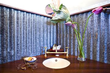 Bathroom sink