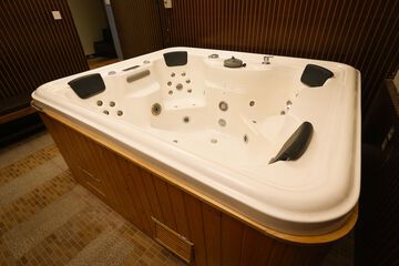 Exercise/lap pool