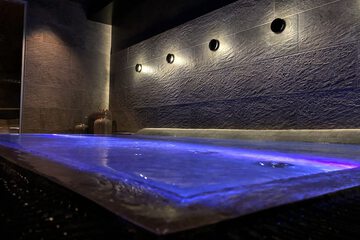 Indoor spa tub