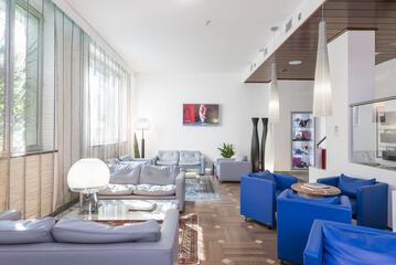 Lobby lounge