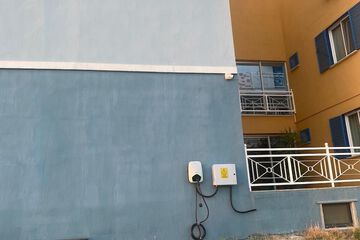 Electric vehicle charging station