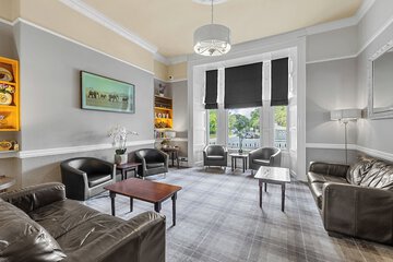 Lobby lounge