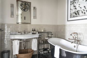 Deep soaking bathtub