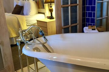 Deep soaking bathtub