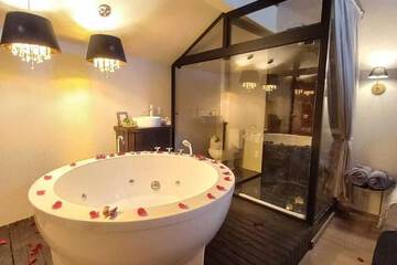 Private spa tub