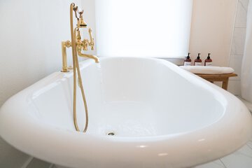 Deep soaking bathtub