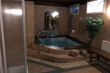 Indoor spa tub