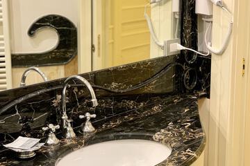 Bathroom sink