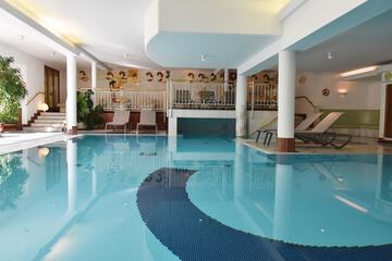 Indoor/outdoor pool