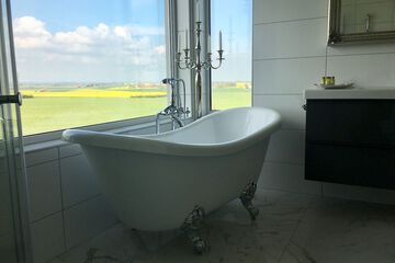 Deep soaking bathtub