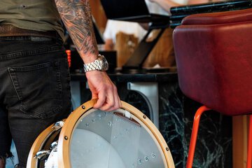 Check-in/check-out kiosk