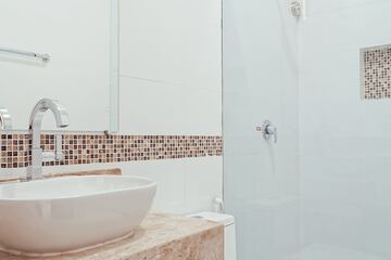 Deep soaking bathtub