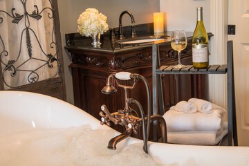 Deep soaking bathtub