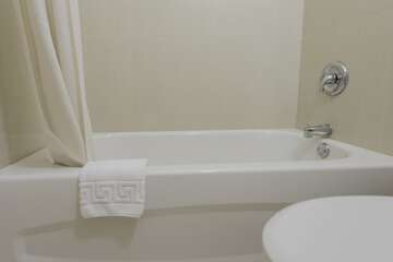 Deep soaking bathtub
