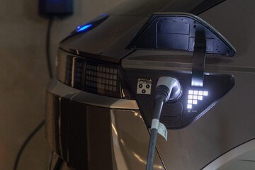 Electric vehicle charging station