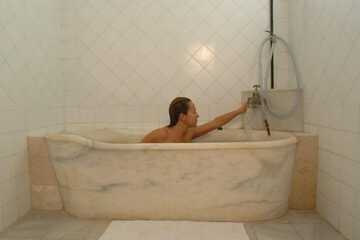 Deep soaking bathtub