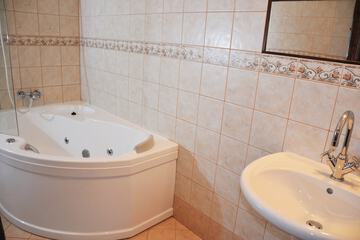 Jetted tub