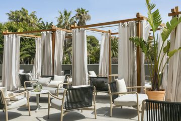 Swim-up bar