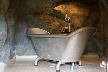 Deep soaking bathtub