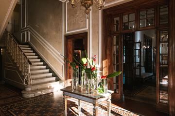 Lobby lounge