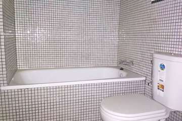 Deep soaking bathtub