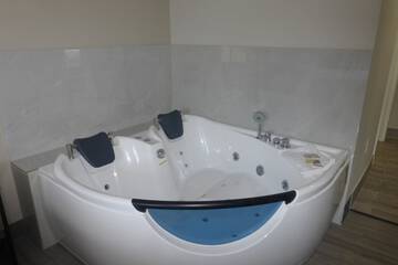 Jetted tub