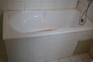 Deep soaking bathtub