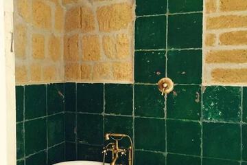 Deep soaking bathtub