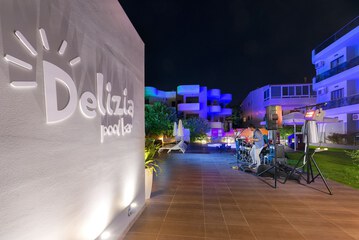 Poolside bar
