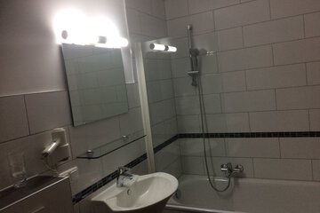 Deep soaking bathtub