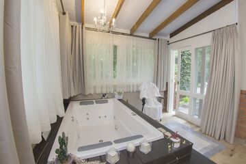 Private spa tub