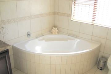 Deep soaking bathtub