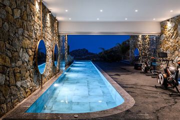 Indoor/outdoor pool