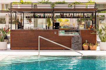 Swim-up bar