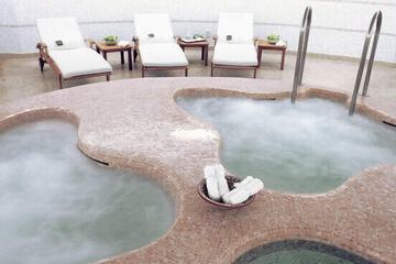 Indoor spa tub