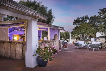 Poolside bar