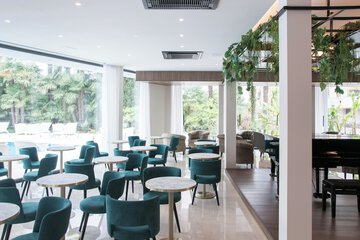 Lobby lounge