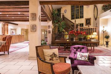 Lobby lounge