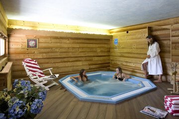 Indoor spa tub