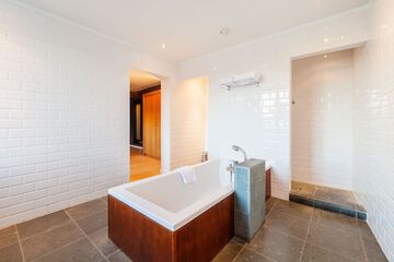 Deep soaking bathtub