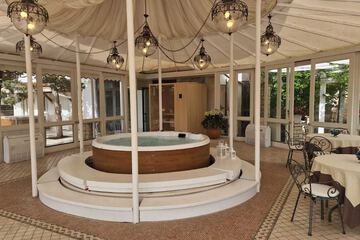 Indoor spa tub
